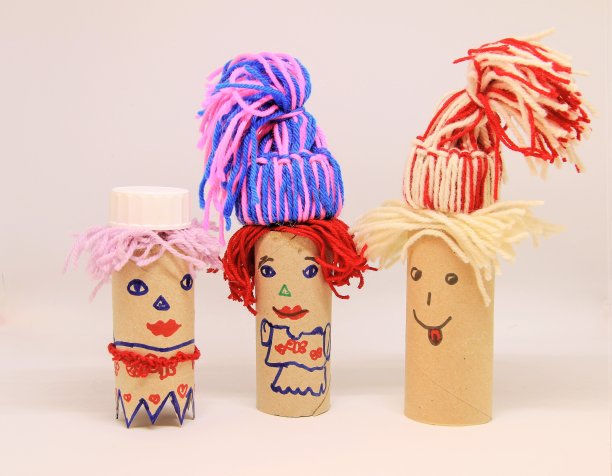 孩子们用简单的材料做东西——卫生纸小人图片下载