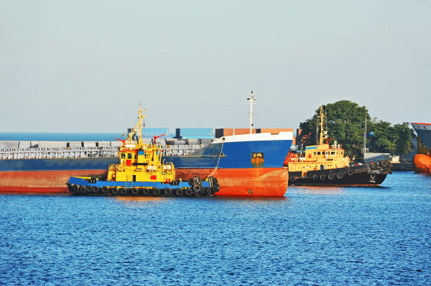 拖船协助散货船图片下载