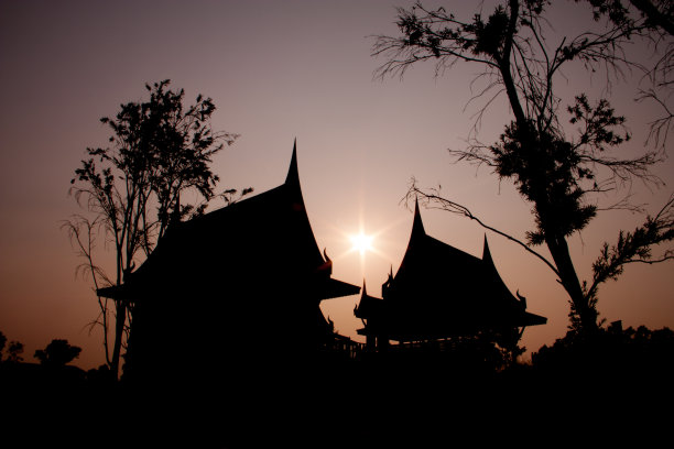 泰国房子的剪影照片与日落图片下载