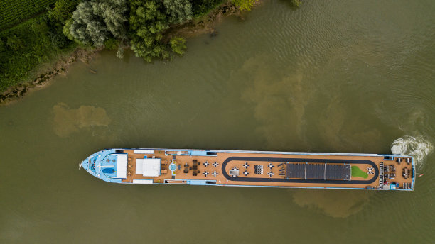 空中俯瞰加隆河上的旅游摩托艇，波尔多葡萄园，吉隆德，图片下载