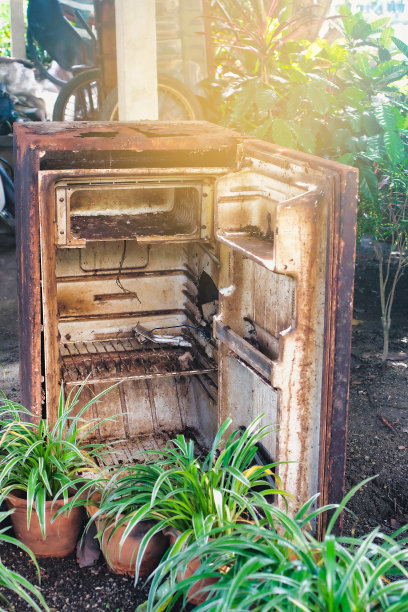 遗留在公园里的旧的、垃圾的裂缝或用过的冰箱废料。图片下载