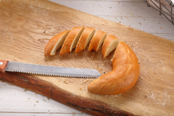 木制背景上的法国卷图片下载