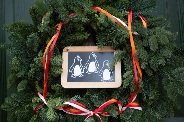 用彩色黑板装饰的节日花环图片下载