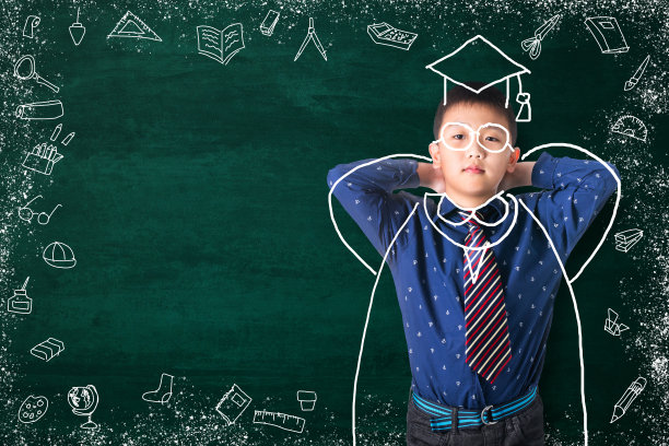 亚洲孩子想象他的毕业日与手绘毕业服装和文具用品学校对象活动学习在绿色黑板的背景，教育和毕业概念。图片下载