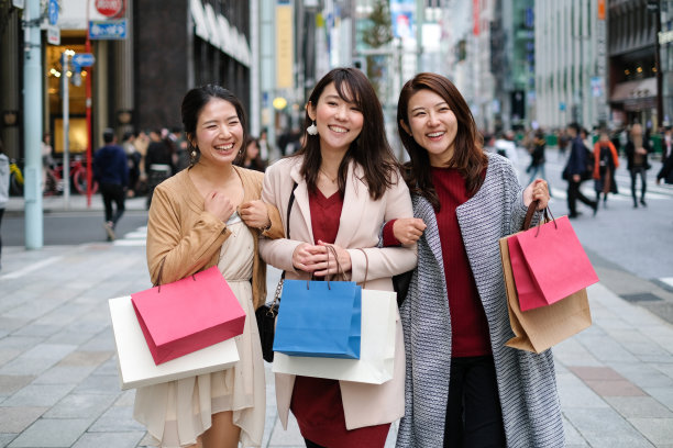 三个女人在街上购物的肖像图片下载