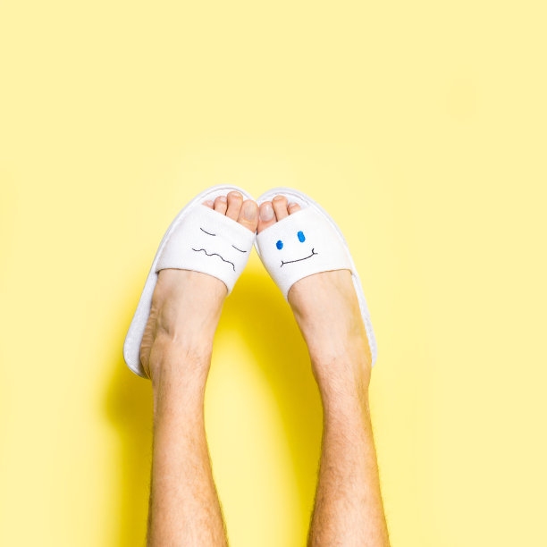 男腿穿着滑稽的拖鞋图片下载