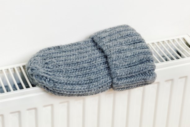 羊毛帽放在暖气片上晾晒图片下载