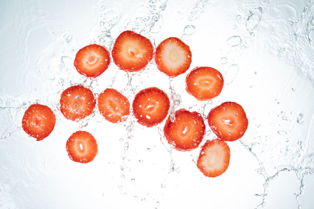 草莓水溅图片下载