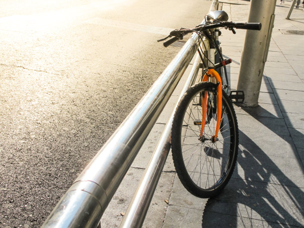 自行车把手停在围栏上图片下载