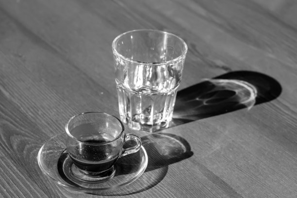 一杯咖啡和玻璃杯图片下载