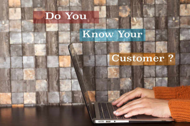 商务助理使用笔记本电脑，你了解你的客户吗?概念图片下载