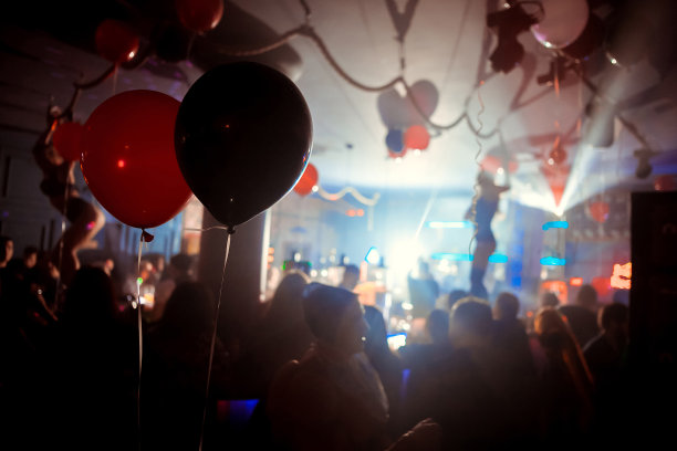 砖墙厅里立着一堵白球墙图片下载