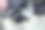 一名珠宝工作人员在一家珠宝店展示一串昂贵的宝石项链的特写照片。图片下载
