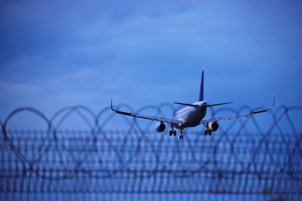 在安全围栏后面降落飞机。图片下载