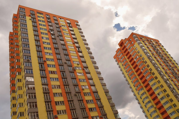 五颜六色的高层住宅建筑。图片下载
