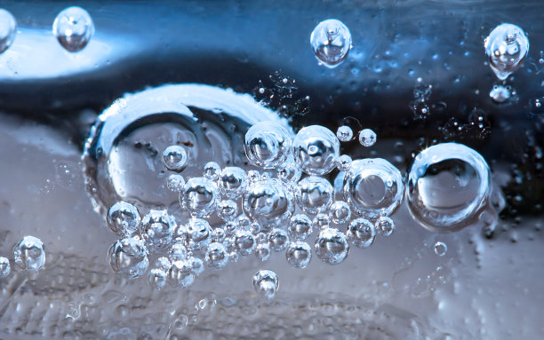 一团气泡在一大块冰的特写图片下载