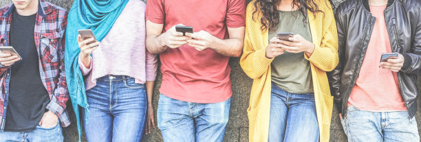 一群千禧一代的朋友在智能手机上看社会故事-人们沉迷于新技术趋势-青年的概念，短信，社会和友谊-主要集中在中心的手图片下载