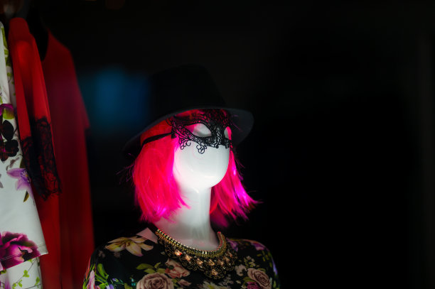 金色的女性人体模型图片下载