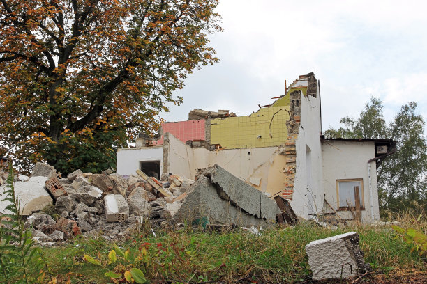 一栋破旧的房屋被拆除，破损房屋的拆迁图片下载