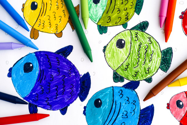 五彩缤纷的鱼类。儿童用彩色蜡笔手绘。图片下载