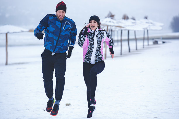 在雪地上锻炼图片下载