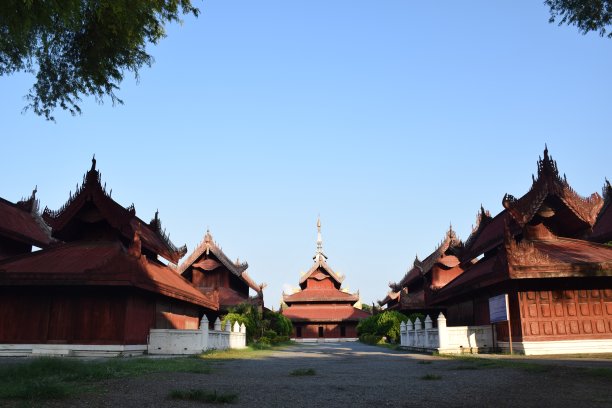 曼德勒皇宫建筑群内的建筑，这是缅甸曼德勒最后一个君主制的最后一个皇家宫殿图片下载