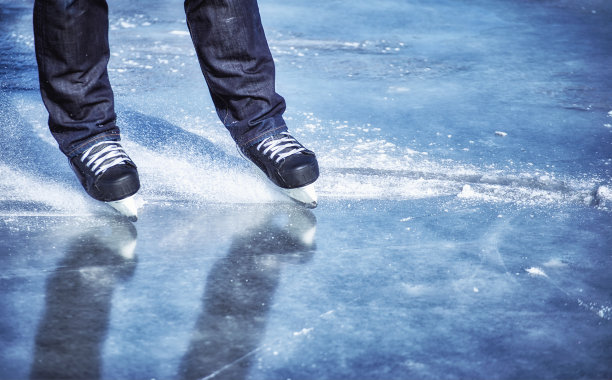 冬季运动在一个阳光明媚的日子滑冰。图片下载