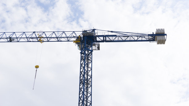 Ilarion Ananiev设计的孤立起重机，用于建筑、建筑、房地产、房屋建筑商或承包商的蓝天白云起重机图片下载