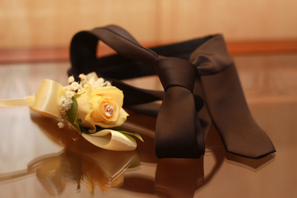 给新郎戴上玫瑰。图片下载