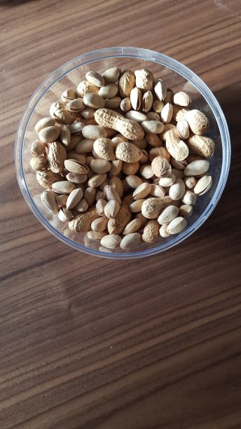 木架上的一碗花生和开心果，从上往下看图片下载