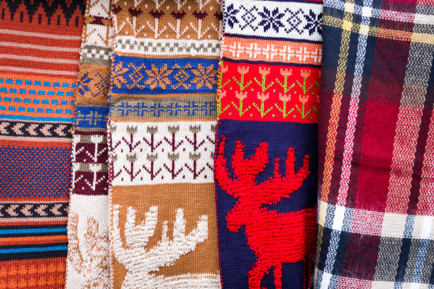 彩色的妇女冬季披肩和围巾排成一排图片下载