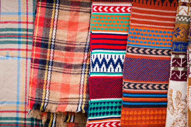 彩色的妇女冬季披肩和围巾排成一排图片下载