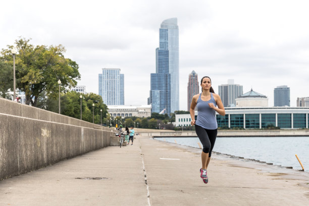 在城市户外运动的妇女图片下载