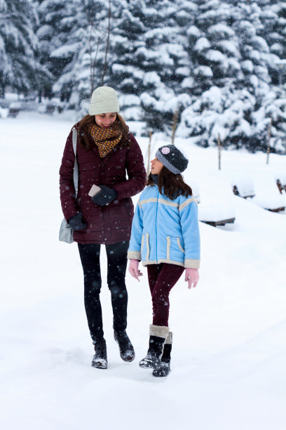 两姐妹走在白雪覆盖的森林里图片下载