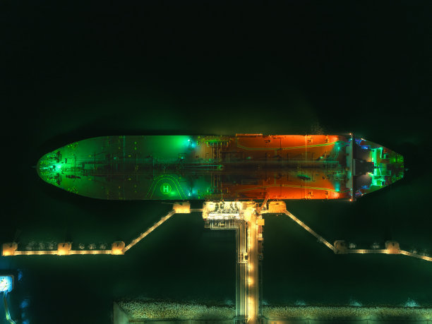 油轮在夜间在海上运输原油。图片下载