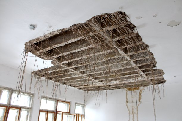 因受潮而破损的天花板图片下载