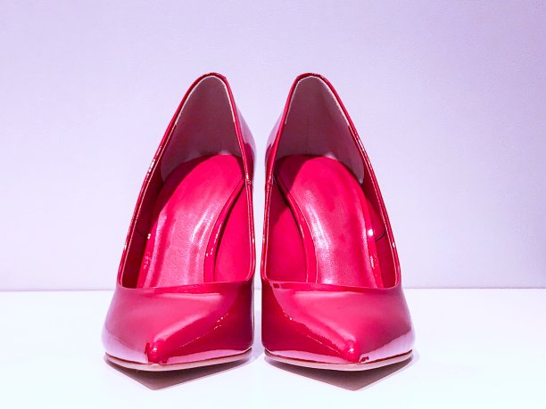 女士的红色高跟鞋皮鞋正面视图图片下载