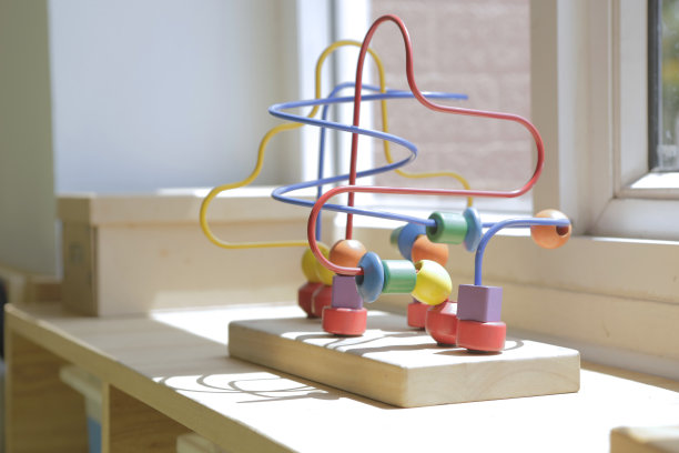 幼儿园教室里孩子们的木制玩具图片下载