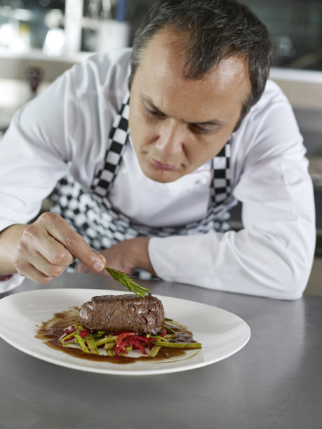 厨师完成牛排菜肴图片下载