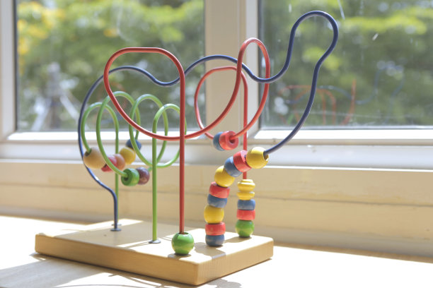 儿童在幼儿园教室的木制玩具图片下载