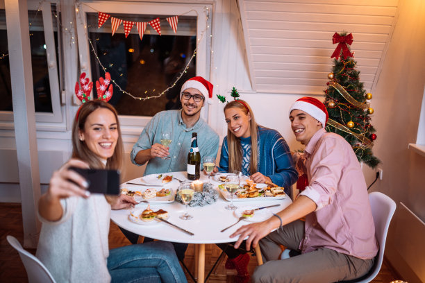 圣诞派对- Z一代庆祝圣诞和新年，一起享受快乐图片下载