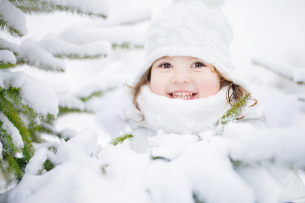 蹒跚学步的小女孩在下雪的冬天在户外散步图片下载