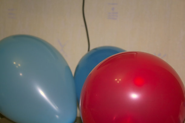 红色和蓝色气球图片下载