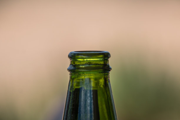 绿色玻璃瓶颈的特写图片下载