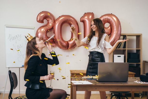 办公室圣诞派对。一群女同事在庆祝新年图片下载