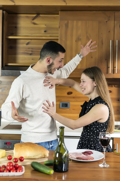 在厨房里吵架图片下载