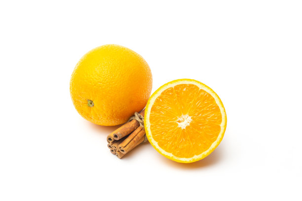新鲜橙子，用肉桂棒分离的柑橘图片下载