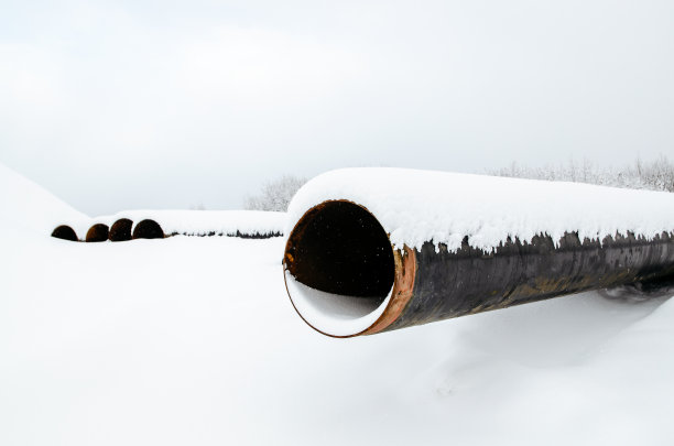 管道在聚合物保温层上安装图片下载