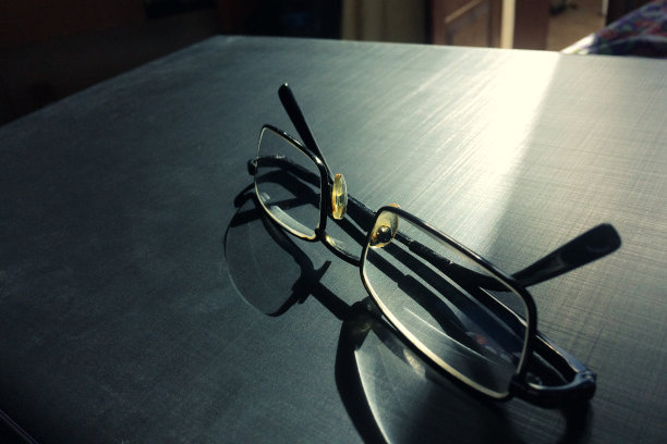 深色背景上的眼镜图片下载