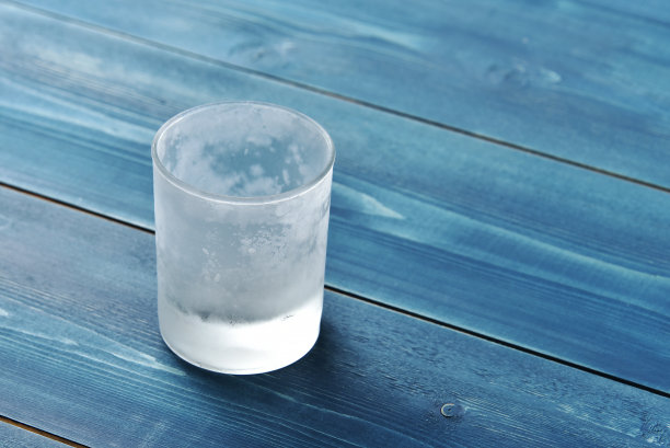 木桌上的蒙着霜的玻璃图片下载